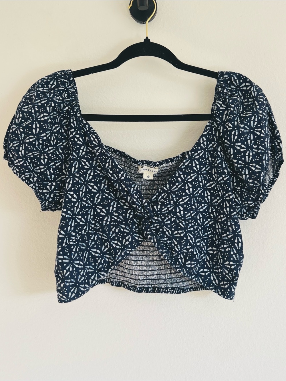 Aeropostale Linen Blend Navy and White Patterned Cropped Puff-Sleeve Top